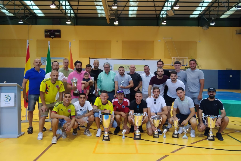 EL CONCEJAL JOAQUÍN VILLAZÓN ENTREGA LOS TROFEOS DE LAS LIGAS LOCALES DE FÚTBOL-7 Y FÚTBOL SALA