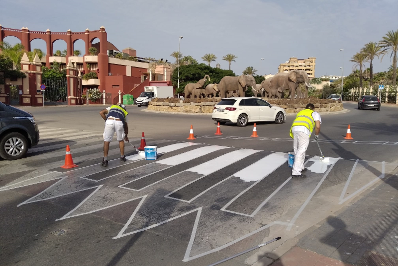 SERVICIOS OPERATIVOS ACOMETEN TRABAJOS DE MEJORA EN LA AVENIDA DEL SOL