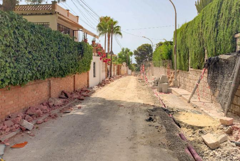 LAS OBRAS EN CALLE FUENSALUD APORTARÁN UN ACERADO MÁS AMPLIO Y NUEVA RED DE AGUA Y SERVICIOS ELÉCTRICOS