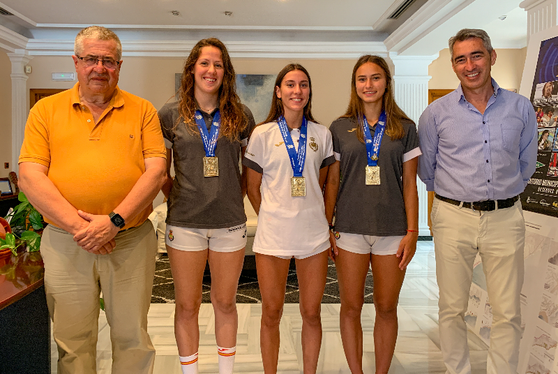 EL ALCALDE VÍCTOR NAVAS Y EL CONCEJAL JOAQUÍN VILLAZÓN RECIBEN A LAS JUGADORAS BENALMADENSES CAMPEONAS DEL MUNDO DE BALONMANO PLAYA SUB-18