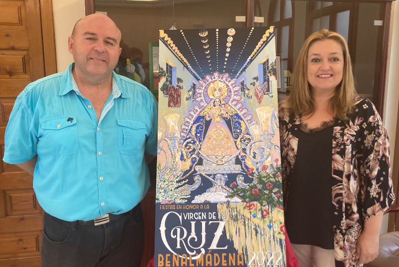 LA CONCEJALA PILAR RAMÍREZ PRESENTA EL CARTEL ANUNCIADOR DE LAS FIESTAS EN HONOR A LA VIRGEN DE LA CRUZ