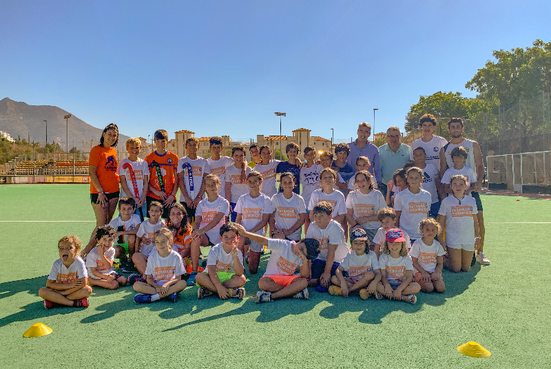 EL ALCALDE VÍCTOR NAVAS Y EL CONCEJAL DE DEPORTES VISITAN EL CAMPAMENTO DE VERANO DE HOCKEY EN RETAMAR