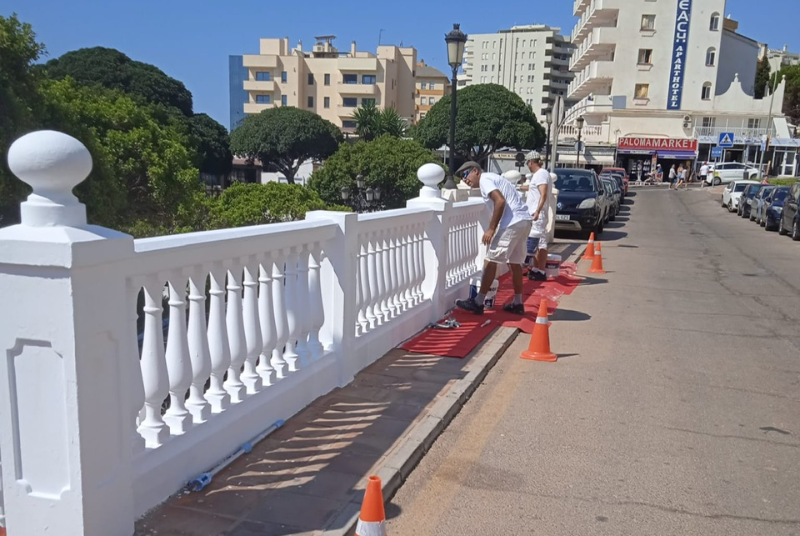 SERVICIOS OPERATIVOS ACOMETEN TRABAJOS DE PINTURA EN PUEBLO QUINTA