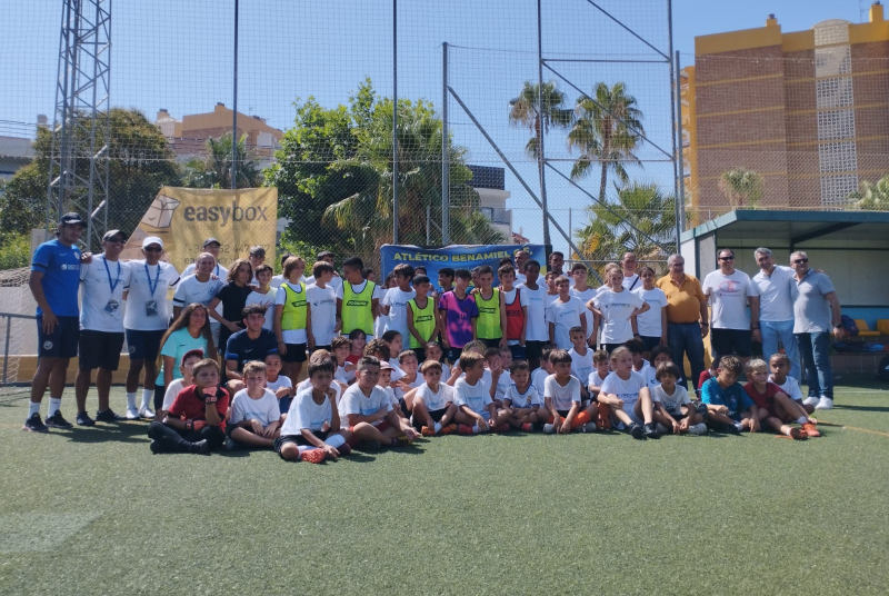 EL ALCALDE Y EL CONCEJAL DE DEPORTES FINALIZAN SU RONDA DE VISITAS POR LOS CAMPAMENTOS DE VERANO DE BENALMÁDENA