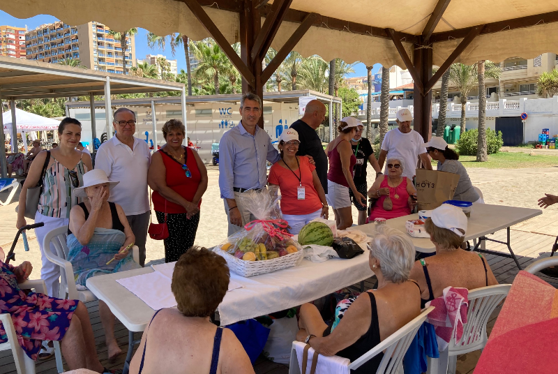 EL ALCALDE PARTICIPA EN LA PLAYA DE TORREBERMEJA EN UNA JORNADA DE CONVIVENCIA CON LOS PARTICIPANTES DEL PROGRAMA DE BAÑO ADAPTADO