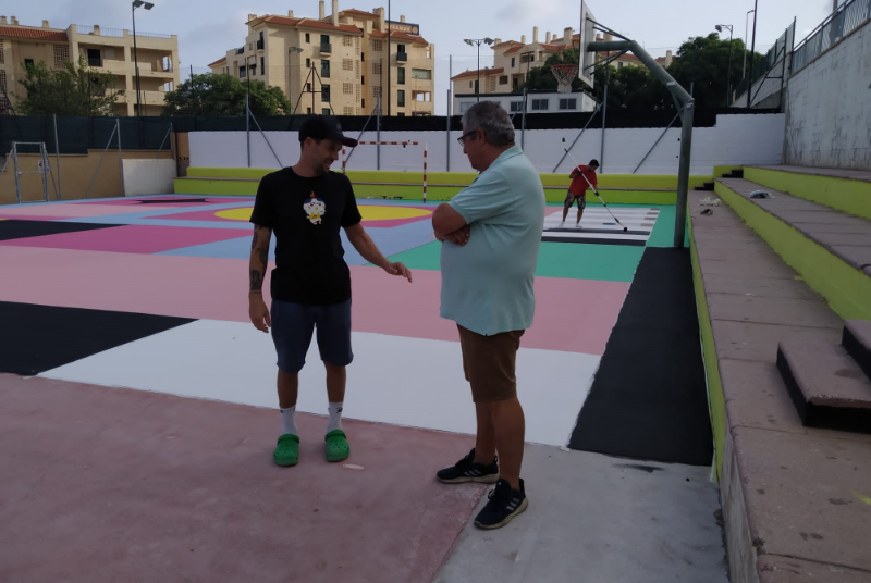 BENALMÁDENA SE SUMA AL PROYECTO ‘PLAY IN COLORS’ CON LA RENOVACIÓN DE LA PINTURA DE LA PISTA DE BALONCESTO DE MIRAMAR