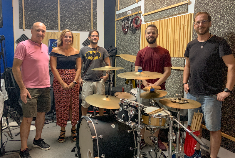 LA CONCEJALA DE JUVENTUD, MARÍA ISABEL RUIZ, VISITA A LA ASOCIACIÓN DE MÚSICOS DE BENALMÁDENA ‘SOL Y MÚSICA’ TRAS LA AMPLIACIÓN DE SUS INSTALACIONES CON UN NUEVO LOCAL DE ENSAYO