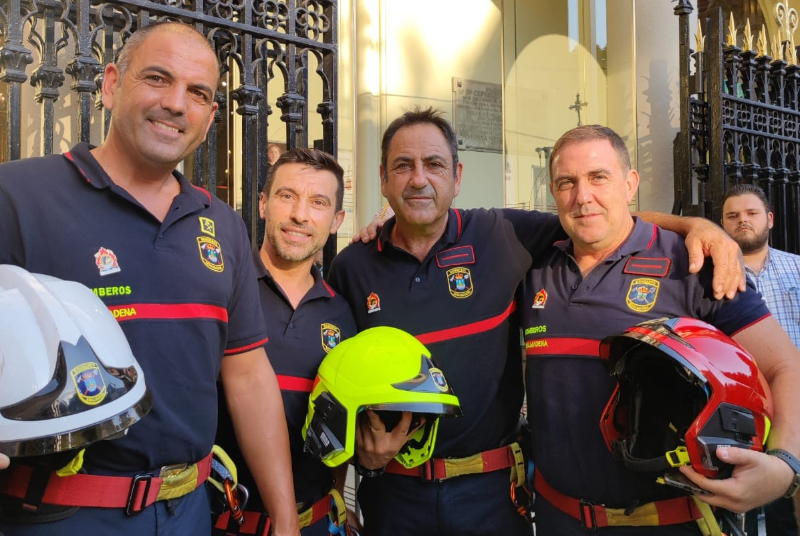 BOMBEROS DE BENALMÁDENA RECIBEN LA INSIGNIA DE LA HERMANDAD DE LA PALOMA DE BOMBEROS DE MADRID
