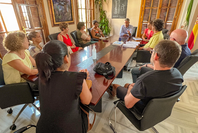 EL ALCALDE VÍCTOR NAVAS MANTIENE UNA REUNIÓN CON LOS TRABAJADORES DE TÍVOLI PARA INFORMARLES SOBRE EL PROCEDIMIENTO PARA LA PROTECCIÓN DE LOS TERRENOS