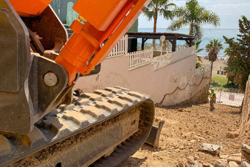 EL AYUNTAMIENTO INICIA LAS OBRAS DE REMODELACIÓN DE LA ESCALERA DE ACCESO A LA PLAYA SANTA ANA