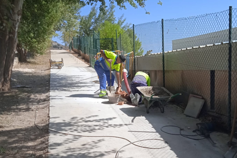 SERVICIOS OPERATIVOS INSTALA ALUMBRADO PÚBLICO EN LA AVENIDA SAN RAFAEL