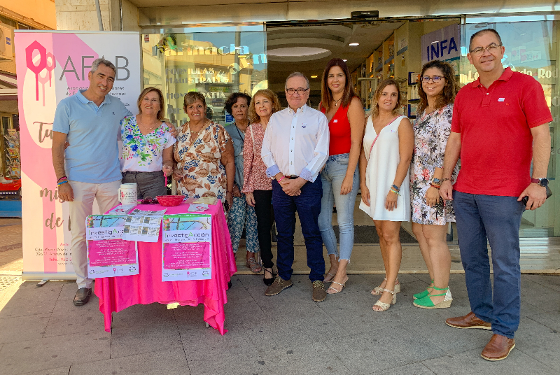 EL ALCALDE, VÍCTOR NAVAS, Y LA CONCEJALA DE BIENESTAR SOCIAL, ALICIA LADDAGA, VISITAN LA MESA INFORMATIVA DE AFAB CON MOTIVO DEL DÍA MUNDIAL DEL ALZHEIMER