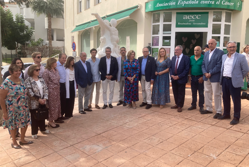 LA AECC DE BENALMÁDENA UBICA EL CONJUNTO ESCULTÓRICO DE JOSÉ PEREIRO EN LA ENTRADA DE SU SEDE, EN HOMENAJE A PAQUI GUERRERO