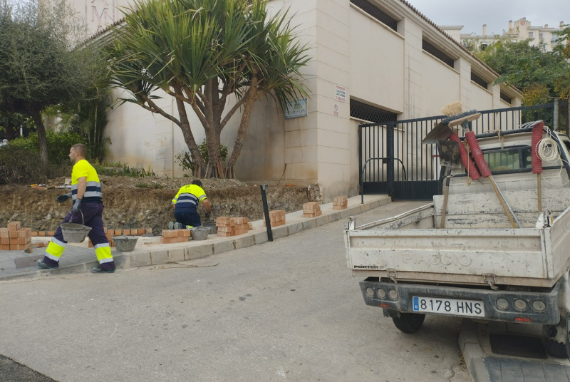 SERVICIOS OPERATIVOS ACOMETEN MEJORAS EN LA AVENIDA AGUAMARINA