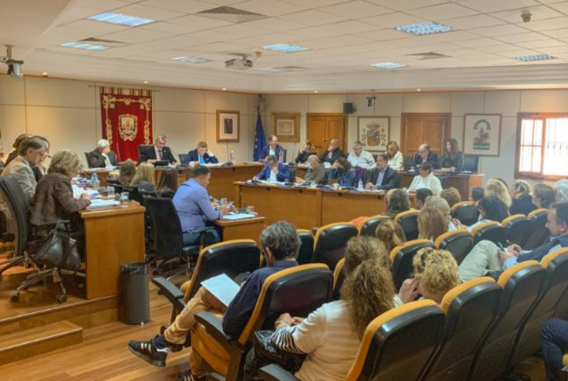 EL AYUNTAMIENTO INSTA A LA JUNTA A ESTABLECER LAS CONDICIONES DE USO DE LOS VTC “DE FORMA NEGOCIADA CON EL SECTOR DEL TAXI”