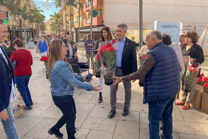 BENALMÁDENA REPARTE MÁS DE 2.000 PASCUEROS ENTRE VECINOS Y COMERCIANTES PARA POTENCIAR EL AMBIENTE NAVIDEÑO