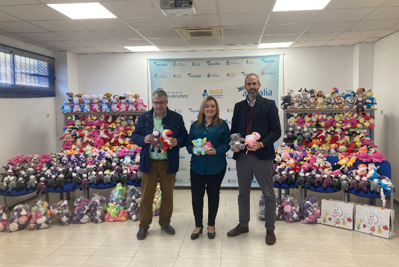 EMABESA DONA 500 PELUCHES Y 600 MOCHILAS PARA LA CABALGATA DE REYES MAGOS