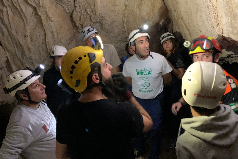 EL ALCALDE, VÍCTOR NAVAS, Y EL CONCEJAL DE CULTURA, E. PABLO CENTELLA; VISITAN A LA CUEVA DEL TORO JUNTO AL EQUIPO QUE REALIZA EL PROYECTO DE INVESTIGACIÓN