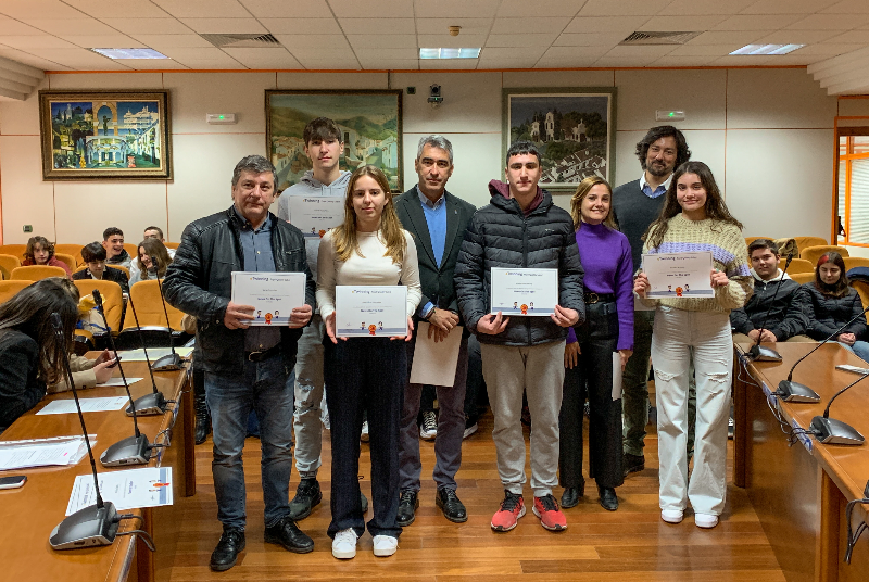 EL ALCALDE Y EL CONCEJAL DE EDUCACIÓN ENTREGAN DIPLOMAS AL ALUMNADO DEL IES BENALMÁDENA POR SU PARTICIPACIÓN EN PROYECTOS EDUCATIVOS EUROPEOS