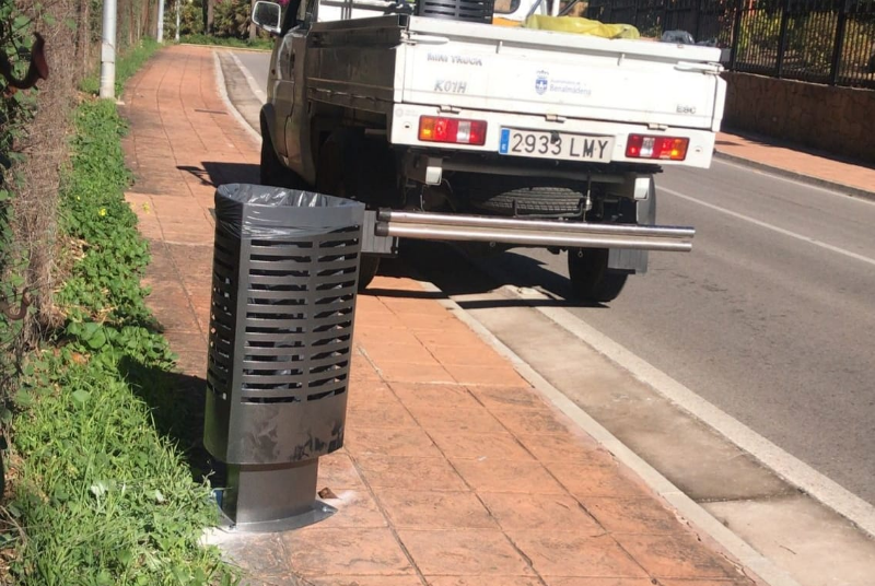 SERVICIOS OPERATIVOS INSTALAN NUEVAS PAPELERAS EN LA AVENIDA RONDA DEL GOLF