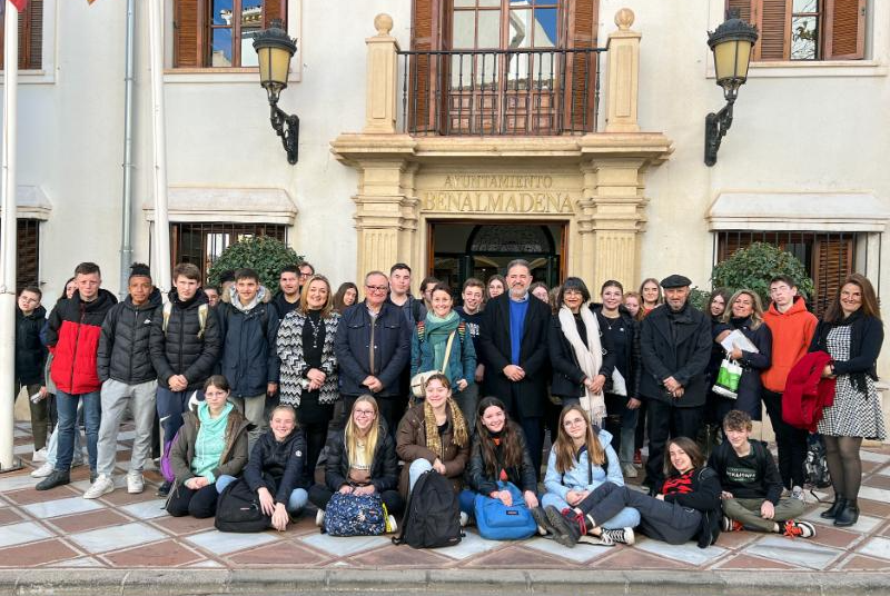 UN GRUPO DE ESTUDIANTES FRANCESES DE SECUNDARIA VISITAN EL AYUNTAMIENTO DE BENALMÁDENA