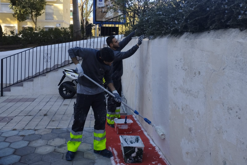 SERVICIOS OPERATIVOS ACOMETEN TRABAJOS DE PINTURA EN LA BARRIADA DE BÉJAR