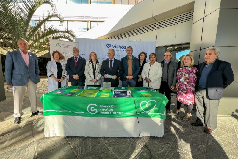 EL ALCALDE PARTICIPA JUNTO A LA AECC EN LA CELEBRACIÓN DEL DÍA MUNDIAL CONTRA EL CÁNCER EN VITHAS XANIT INTERNACIONAL