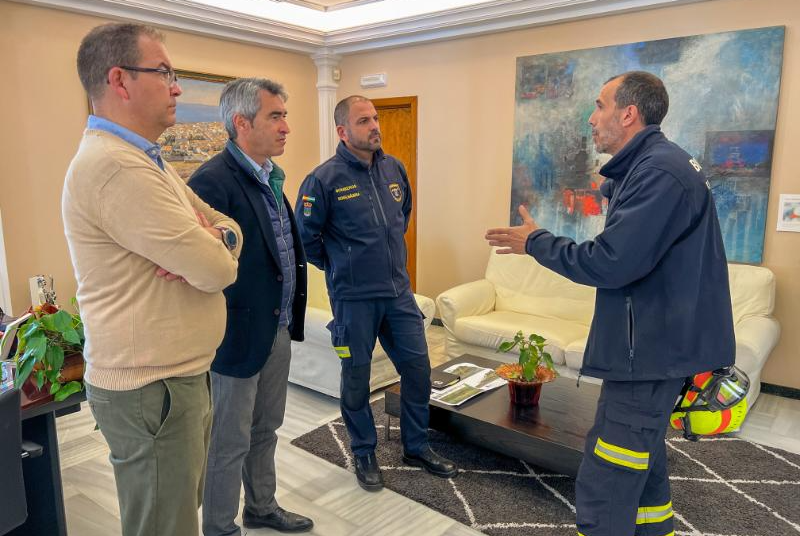 EL ALCALDE RECIBE A ÓSCAR RAGGIO PÉREZ, EL BOMBERO BENALMADENSE QUE PARTICIPÓ EN LAS LABORES DE RESCATE TRAS EL TERREMOTO DE TURQUÍA 