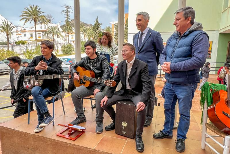 EL ALCALDE VÍCTOR NAVAS Y EL CONCEJAL E. PABLO CENTELLA SE SUMAN A LA CELEBRACIÓN DEL DÍA DE ANDALUCÍA EN LOS CENTROS EDUCATIVOS