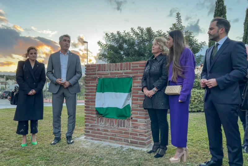 EL ALCALDE INAUGURA LA ROTONDA DEDICADA A LA MEMORIA DEL EMPRESARIO FEDERICO SÁNCHEZ CAMACHO