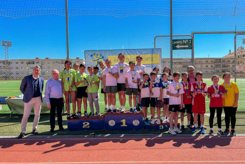 EL ALCALDE Y EL CONCEJAL DE DEPORTES VISITAN LA JORNADA DE ATLETISMO DE LOS 40º JUEGOS DEPORTIVOS MUNICIPALES