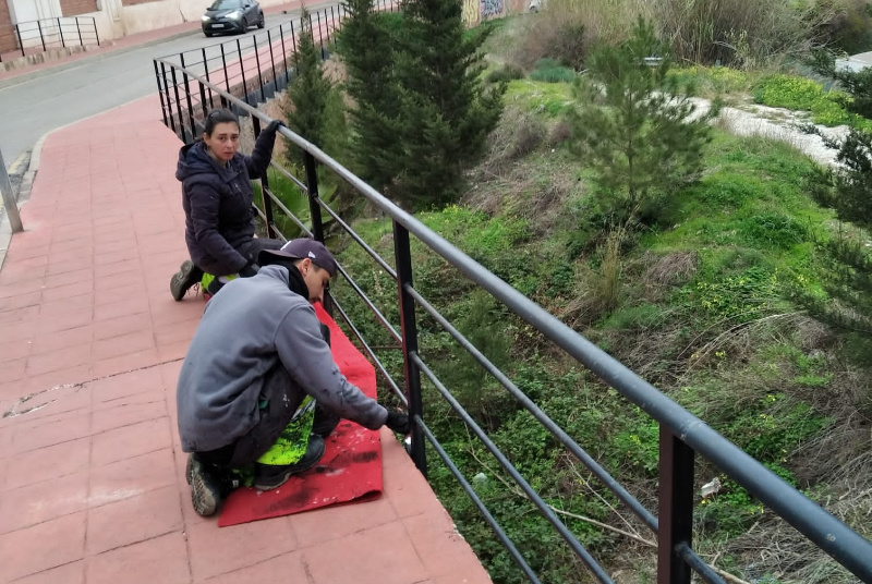 SERVICIOS OPERATIVOS ACOMETEN TRABAJOS DE PINTURA EN LA CALLE MAESTRO SANTOS MARECA DE BENALMÁDENA PUEBLO