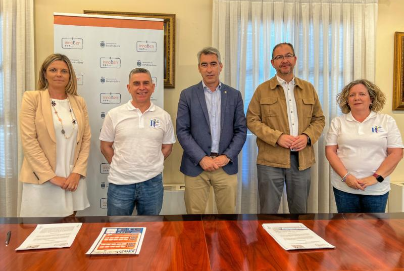 LOS TAXIS UNIFICAN SU ESTÉTICA INCORPORANDO LA IMAGEN DE ‘LA NIÑA DE BENALMÁDENA’