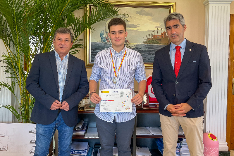 EL ALCALDE Y EL CONCEJAL DE EDUCACIÓN RECIBEN AL ESTUDIANTE MANUEL ESTEPA TRAS SU EXCEPCIONAL PARTICIPACIÓN EN LA OLIMPIADA NACIONAL DE QUÍMICA