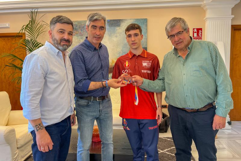 EL ALCALDE VÍCTOR NAVAS Y EL CONCEJAL DE DEPORTES RECIBEN A ADRIÁN PÉREZ TRAS SU EXCELENTE PARTICIPACIÓN EN EL CAMPEONATO EUROPEO DE TAEKWONDO