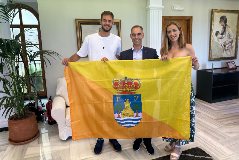 EL ALCALDE JUAN ANTONIO LARA RECIBE AL BENALMADENSE JAIRO BAUTISTA, UNO DE LOS GRANDES REFERENTES DEL PÁDEL A NIVEL NACIONAL E INTERNACIONAL