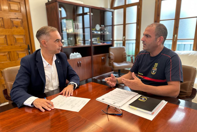 EL ALCALDE, JUAN ANTONIO LARA, MANTIENE UNA PRIMERA TOMA DE CONTACTO CON EL JEFE DE BOMBEROS PARA ESTABLECER LAS LÍNEAS DE ACTUACIÓN Y NECESIDADES DE ESTE CUERPO DE EMERGENCIAS