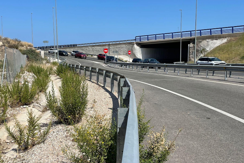 EL AYUNTAMIENTO DE BENALMADENA REQUIERE A CINTRA, LA EMPRESA CONCESIONARIA DE AUTOPISTAS DEPENDIENTE DE LA DIRECCION GENERAL DE CARRETERAS, QUE DESBROCE LA ZONA DE ACCESO A BENALMADENA DESDE LA A7