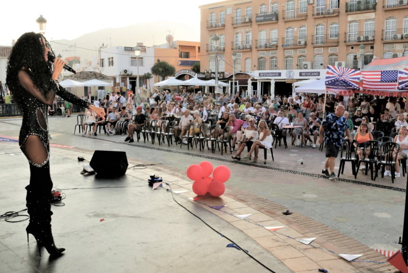 'INDEPENDENCE DAY' CONGREGA EN LA PLAZA DE LA MEZQUITA A RESIDENTES EXTRANJEROS PARA CELEBRAR EL 4 DE JULIO, DIA DE LA INDEPENDENCIA DE EEUU
