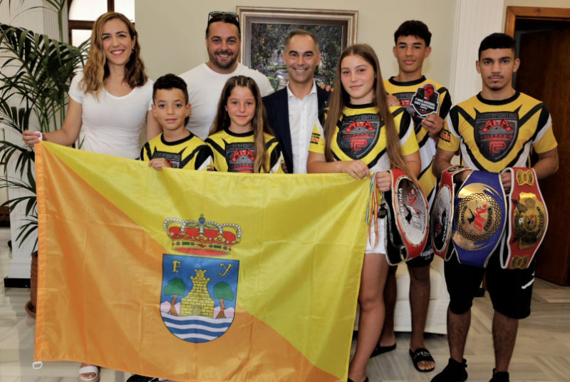 EL ALCALDE, JUAN ANTONIO LARA , RECIBE A LOS DEPORTISTAS DEL CLUB POWERFIGHTING DE BENALMADENA TRAS TODOS LOS EXITOS COSECHADOS EN ESTA TEMPORADA