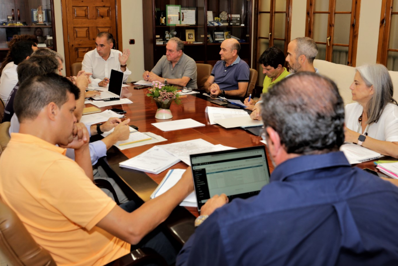 EL AYUNTAMIENTO REDUCE UN 35% EL AGUA EN EL BALDEO DE CALLES, UN 10% EN EL RIEGO DE PARQUES Y JARDINES Y ACUERDA MODIFICAR LOS PULSADORES AUTOMATICOS DE LAS DUCHAS EN LAS PLAYAS PARA CONSEGUIR MAYOR AHORRO