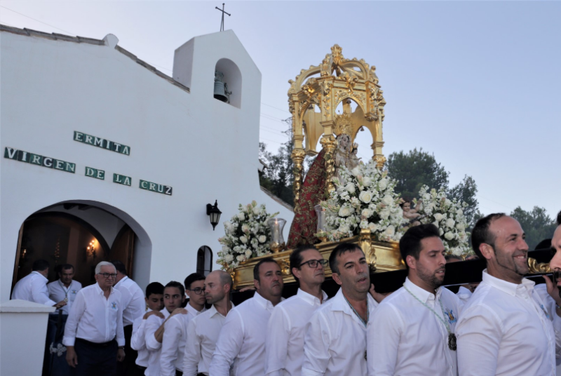 BENALMADENA PUEBLO SE VUELCA CON SU PATRONA, LA VIRGEN DE LA CRUZ, EN SU BAJADA DESDE SU ERMITA HASTA LA IGLESIA SANTO DOMINGO DE GUZMAN