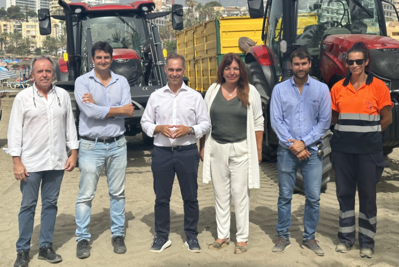 EL ALCALDE, JUAN ANTONIO LARA, RECIBE DOS NUEVOS TRACTORES Y UNA CAMIONETA TIPO 'PICK UP' QUE SE EMPLEARÁ EN EL SERVICIO DE LIMPIEZA DE PLAYAS