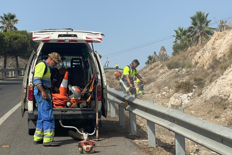 EL AYUNTAMIENTO REALIZA EL DESBROCE EN LA ZONA DE LA SALIDA DE LA AUTOVIA A7 A BENALMADENA EN EL PUNTO KILOMETRICO 1003