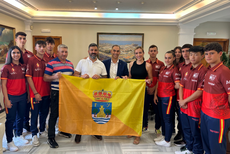EL ALCALDE DE BENALMADENA, JUAN ANTONIO LARA, RECIBE AL CLUB DOYANG BENALMADENA DE TAEKWON-DO Y A SU ENTRENADOR, MAXIMILIANO MONTIEL.