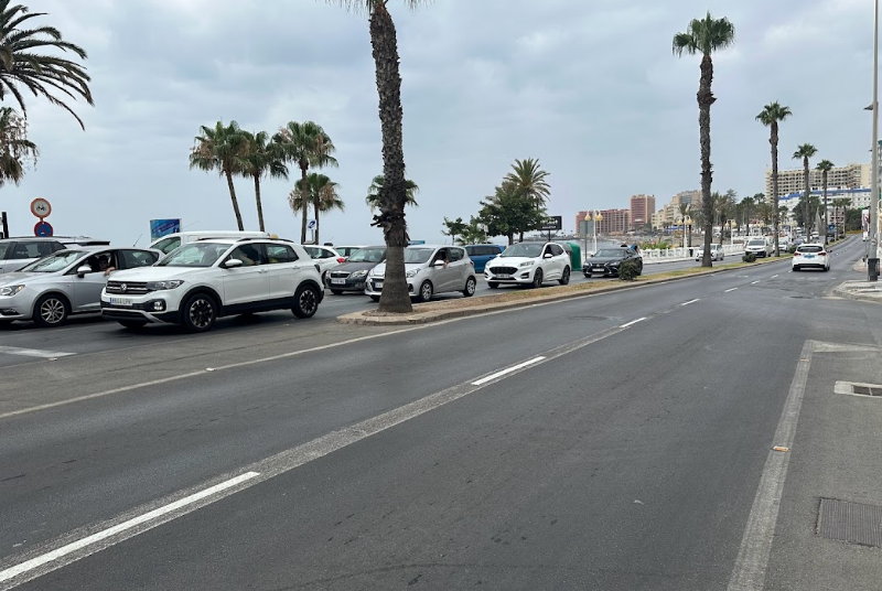 EL ALCALDE DE BENALMADENA, JUAN ANTONIO LARA, VISITA EL FIN DE LOS TRABAJOS QUE DEVUELVE EL CUARTO CARRIL A LA AVENIDA ANTONIO MACHADO.