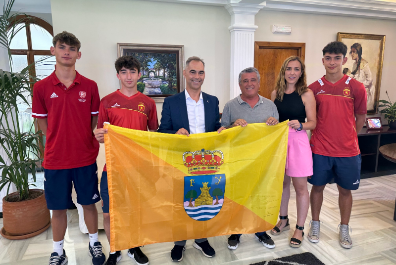 EL ALCALDE, JUAN ANTONIO LARA, RECIBE A LOS MIEMBROS DEL CLUB DE HOCKEY BENALMADENA TRAS LA PARTICIPACION DE TRES DE SUS JUGADORES EN LA SELECCION INGLESA Y ESPAÑOLA 