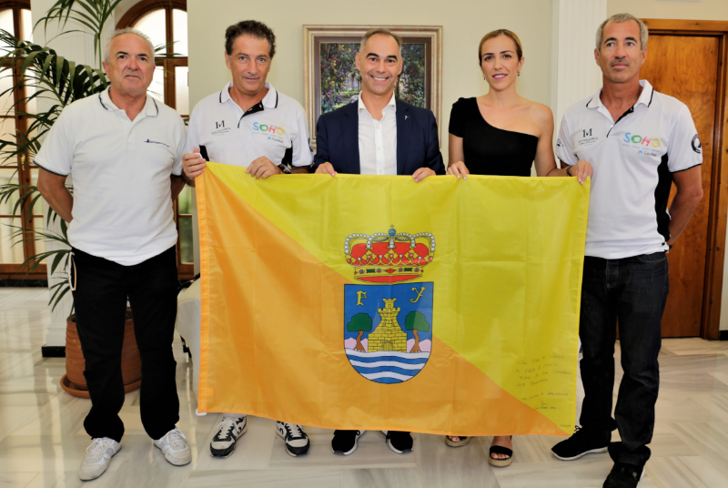 EL ALCALDE DE BENALMADENA, JUAN ANTONIO LARA, RECIBE AL REGATISTA JAVIER BANDERAS Y PARTE DE SU EQUIPO ANTES DE SU PARTICIPACION EN LA COPA DEL REY MAPFRE DE VELA.