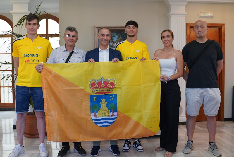 EL ALCALDE, JUAN ANTONIO LARA, RECIBE A LOS MIEMBROS DEL CLUB DE TENIS DE MESA DE BENALMADENA