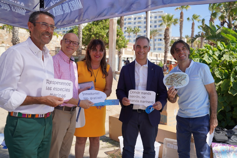 EL ALCALDE DE BENALMADENA, JUAN ANTONIO LARA, VISITA LA CAMPAÑA DE SENSIBILIZACION EN DEFENSA DE LA PESCA EN ANDALUCIA Y EN PRO DE EVITAR EL CONSUMO DE INMADUROS.